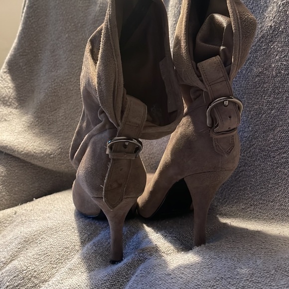 Gray suede slouchy ankle boots. In perfect condition! - Picture 3 of 5